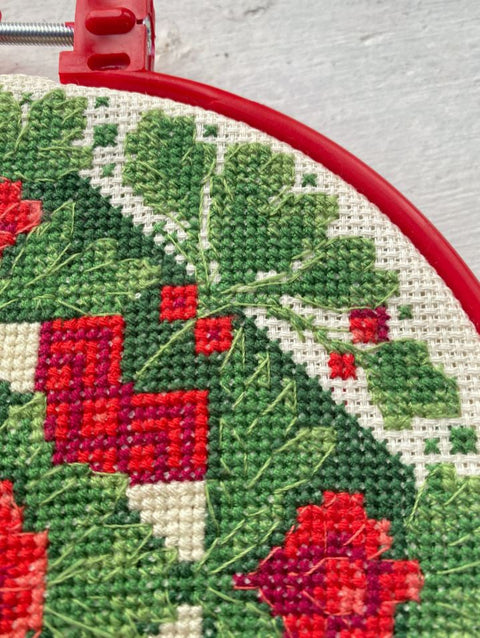 Christmas Cross Stitch Kit with Traditional Motif, Aida Fabric, 15x15 cm, Abris Art, 7-Color Cotton Threads