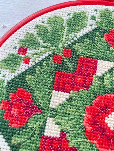 Christmas Cross Stitch Kit with Traditional Motif, Aida Fabric, 15x15 cm, Abris Art, 7-Color Cotton Threads