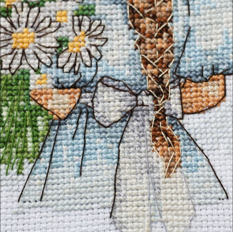 Daisy Cross Stitch Kit with Hoop, Abris Art, 15x15 cm, White Aida 14 Count, 20-Color Cotton Thread, Beginner Friendly