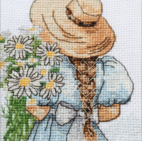 Daisy Cross Stitch Kit with Hoop, Abris Art, 15x15 cm, White Aida 14 Count, 20-Color Cotton Thread, Beginner Friendly