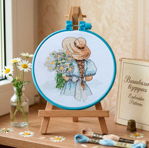 Daisy Cross Stitch Kit with Hoop, Abris Art, 15x15 cm, White Aida 14 Count, 20-Color Cotton Thread, Beginner Friendly