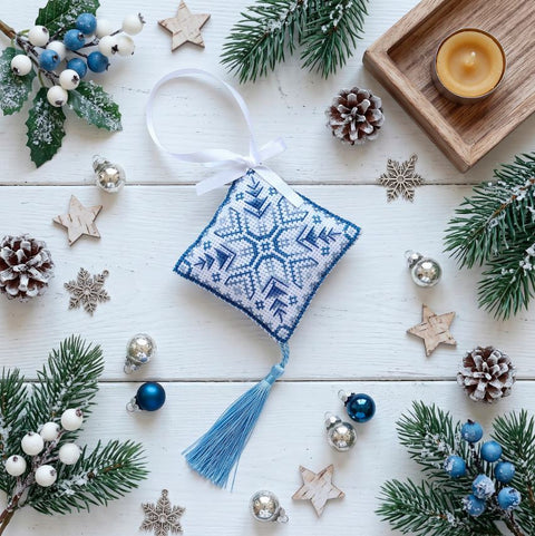 3D Christmas Ornament Cross Stitch Kit, Frosty Ornament, Abris Art, 14 Count White Aida, 7.7 cm Hanging Tree Decor