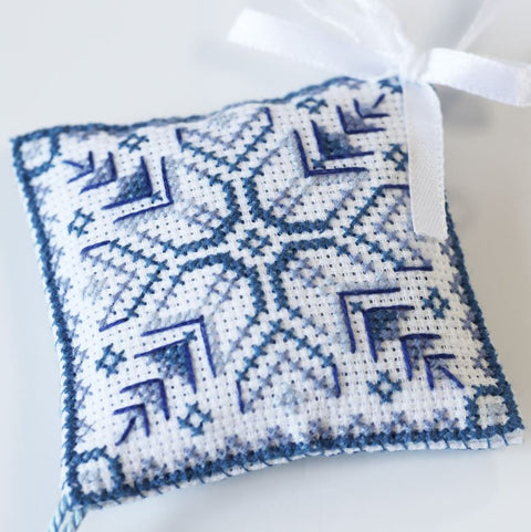 3D Christmas Ornament Cross Stitch Kit, Frosty Ornament, Abris Art, 14 Count White Aida, 7.7 cm Hanging Tree Decor