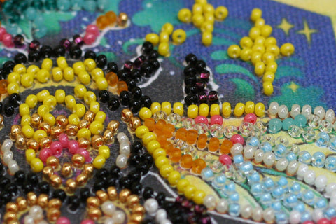 Mini Bead Embroidery Kit Sweetly, 15 x 15 cm Pre-Printed Canvas, 1,553 Beads, 13 Colors, Abris Art AM-225