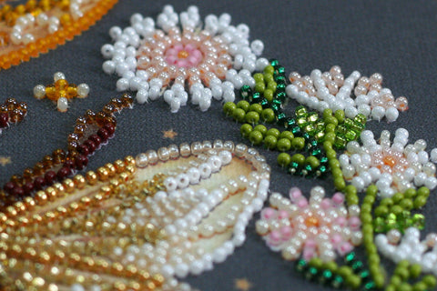 Bead Embroidery Kit Honey Dream, Abris Art Canvas Craft Set, 2788 Beads, 17 Colors, 20 x 20 cm Decorative Picture