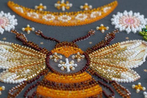Bead Embroidery Kit Honey Dream, Abris Art Canvas Craft Set, 2788 Beads, 17 Colors, 20 x 20 cm Decorative Picture