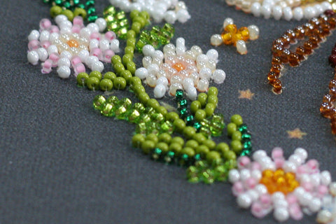 Bead Embroidery Kit Honey Dream, Abris Art Canvas Craft Set, 2788 Beads, 17 Colors, 20 x 20 cm Decorative Picture
