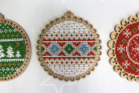 Christmas Cross Stitch Kit with Pattern and Threads, MP Studia Holiday Craft Set for Beginners and Experienced Stitchers
