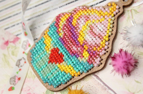 Christmas Tree Cross Stitch Ornament Kit, Cupcake Motif, MP Studia DIY Embroidery Set with Threads, Needle, Pattern and Hanger