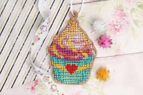 Christmas Tree Cross Stitch Ornament Kit, Cupcake Motif, MP Studia DIY Embroidery Set with Threads, Needle, Pattern and Hanger