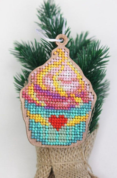 Christmas Tree Cross Stitch Ornament Kit, Cupcake Motif, MP Studia DIY Embroidery Set with Threads, Needle, Pattern and Hanger