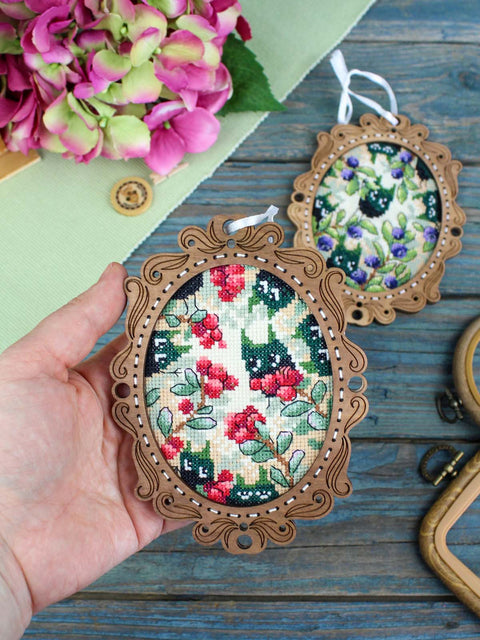 Cross Stitch Embroidery on Wood, Lingonberry Forest Miniature, MP Studia, 14 × 10 cm Natural Wood Wall Decor