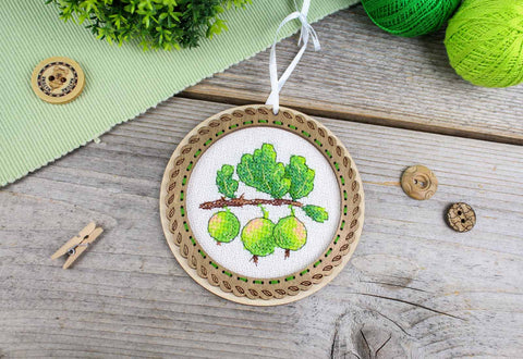 Wooden Cross Stitch Kit with Gooseberry Motif, MP Studia, 10x10 cm Natural Wood Base, Rustic Berry Design
