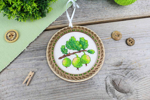Wooden Cross Stitch Kit with Gooseberry Motif, MP Studia, 10x10 cm Natural Wood Base, Rustic Berry Design