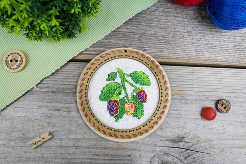 Cross Stitch Kit on Natural Wood Base, Blackberry Berry Motif, 10×10 cm, MP Studia Miniature Embroidery Project