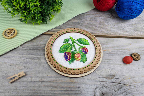Cross Stitch Kit on Natural Wood Base, Blackberry Berry Motif, 10×10 cm, MP Studia Miniature Embroidery Project