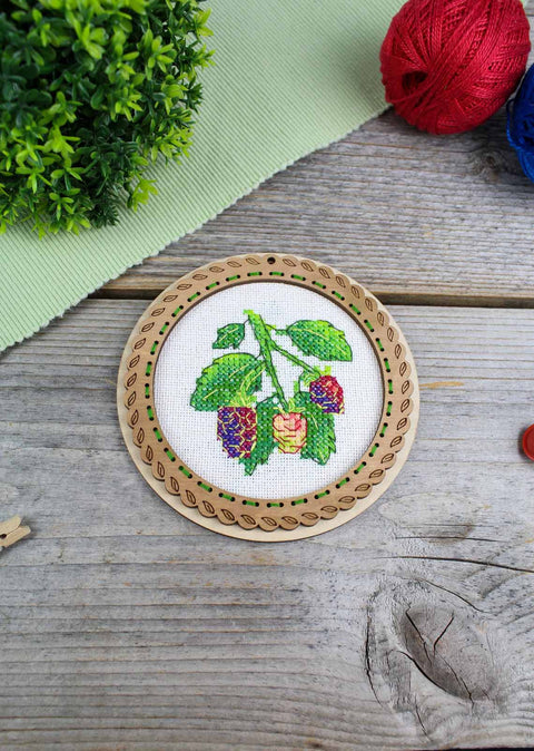 Cross Stitch Kit on Natural Wood Base, Blackberry Berry Motif, 10×10 cm, MP Studia Miniature Embroidery Project