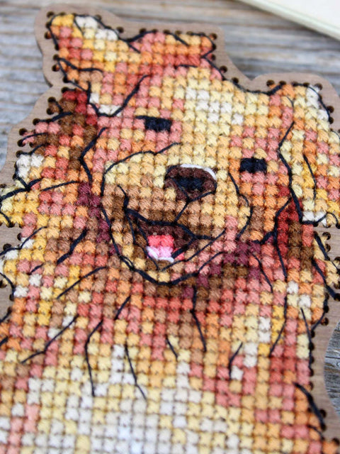 Retriever Cross Stitch Kit on Perforated Wood, 16×12 cm, 21-Color Threads, Stand, Needle and Patterns by MP Studia