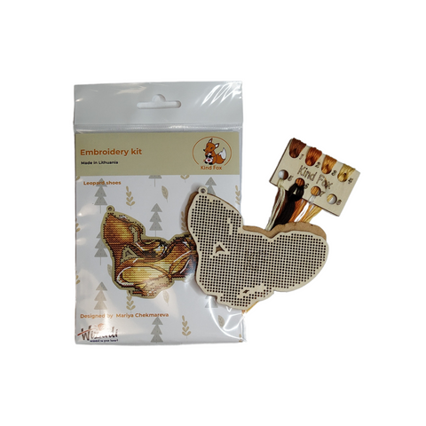 Leopard Shoe Embroidery Kit, 8.5 × 10 cm, Kind Fox by Wizardi, Wooden Base, Felt, Floss and Pattern, Beginner-Friendly DIY Craft