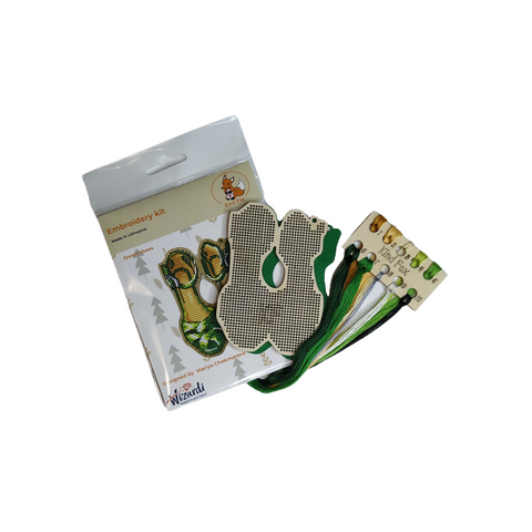Embroidery Kit with Green Shoe Motif on Wooden Base, 8 × 11 cm, Kind Fox by Wizardi, Needlework Craft Set