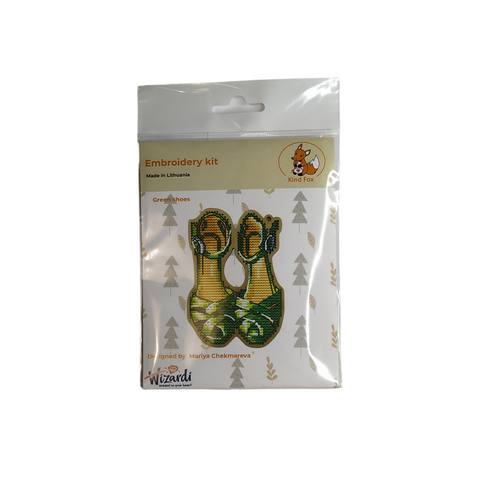 Embroidery Kit with Green Shoe Motif on Wooden Base, 8 × 11 cm, Kind Fox by Wizardi, Needlework Craft Set