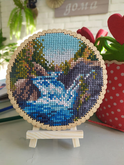 Cross Stitch Kit with Waterfall Design, 18 Shades, Cotton Floss, Wood Base, Felt and Organizer, Kind Fox by Wizardi, 11 x 11 cm
