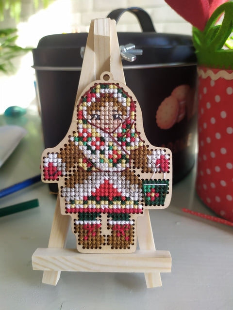 Winter Cross Stitch Embroidery Kit with Felt and Wooden Base, Kind Fox by Wizardi, 6 x 8.5 cm, 11 Colors