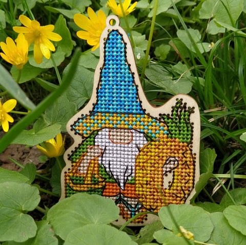 Gnome Embroidery Kit on Wooden Base, 11 Colors, Cotton Floss, Felt, 7.5 × 11 cm, Kind Fox by Wizardi, Christmas Decor
