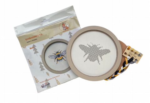 Bee Cross Stitch Kit with Wooden Base and Frame, Kind Fox by Wizardi, 17.5 cm, 7-Color Embroidery Set, Felt Backing