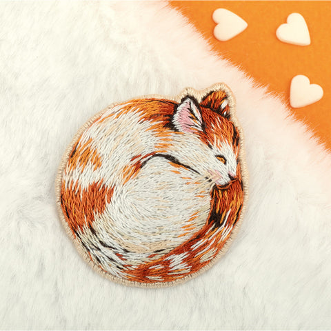Cross Stitch Brooch Kit with Sleeping Cat Motif, 4.5 x 4.5 cm, PANNA KLART Embroidery Craft Set