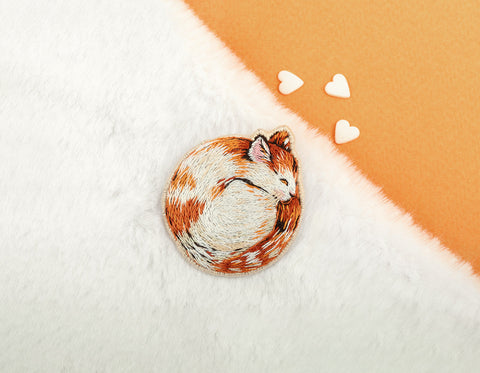 Cross Stitch Brooch Kit with Sleeping Cat Motif, 4.5 x 4.5 cm, PANNA KLART Embroidery Craft Set