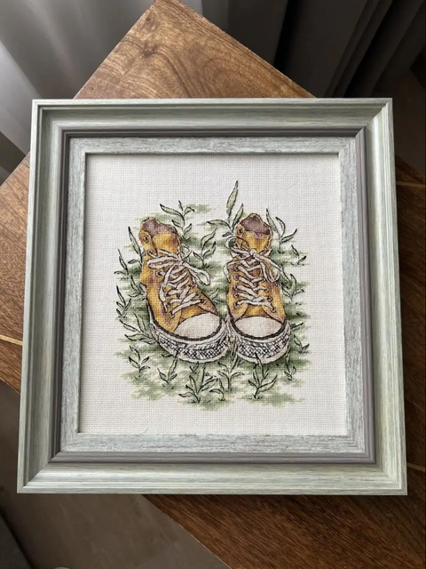 Cross Stitch Kit Sneakers, 14 Count Cream Aida Canvas, 26 Cotton Thread Colors, 19 x 22 cm, Andriana