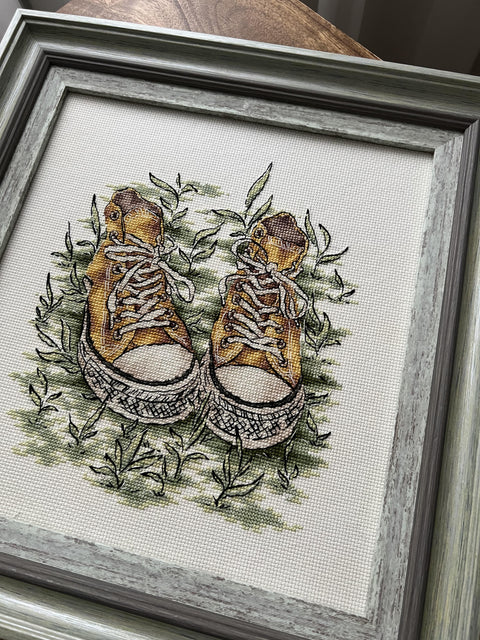 Cross Stitch Kit Sneakers, 14 Count Cream Aida Canvas, 26 Cotton Thread Colors, 19 x 22 cm, Andriana