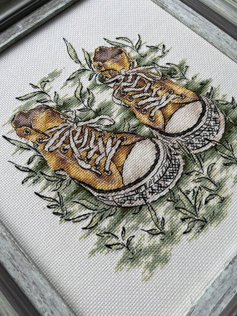 Cross Stitch Kit Sneakers, 14 Count Cream Aida Canvas, 26 Cotton Thread Colors, 19 x 22 cm, Andriana
