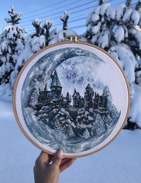Moon Castle Cross Stitch Kit, Aida 18 Count Fabric, 30-Color Cotton Threads, 25 x 26 cm, Andriana