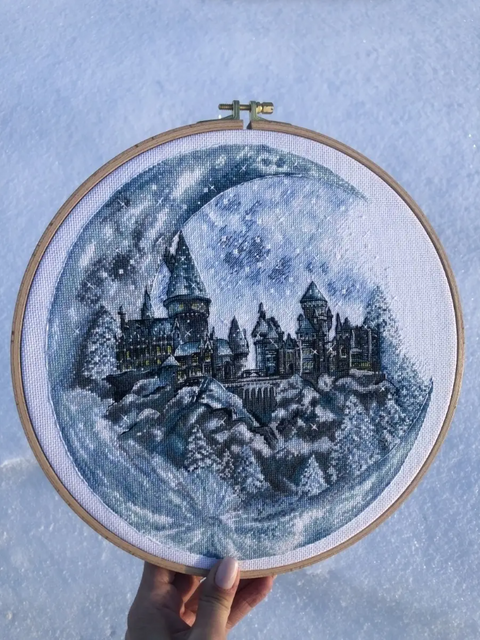 Moon Castle Cross Stitch Kit, Aida 18 Count Fabric, 30-Color Cotton Threads, 25 x 26 cm, Andriana