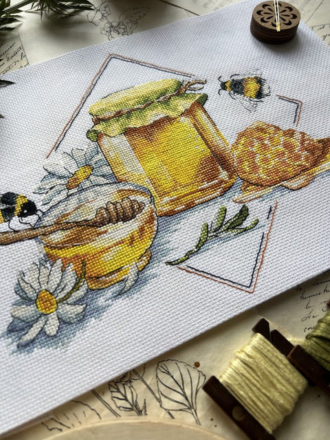 Cross Stitch Embroidery Kit with Honey Motif, 27 × 20 cm Finished Size, Andriana Kit with Canvas, Threads, Needle and Pattern