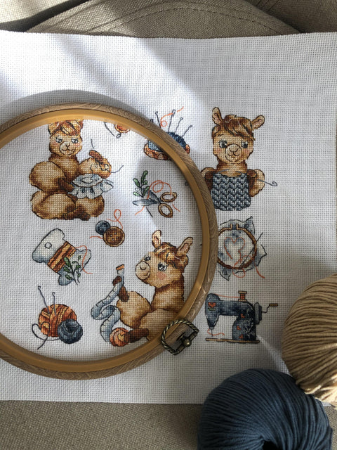 Counted Cross Stitch Kit with Llama, Aida 16 ct Canvas, 20×19 cm, 26 Cotton Thread Colors, Andriana