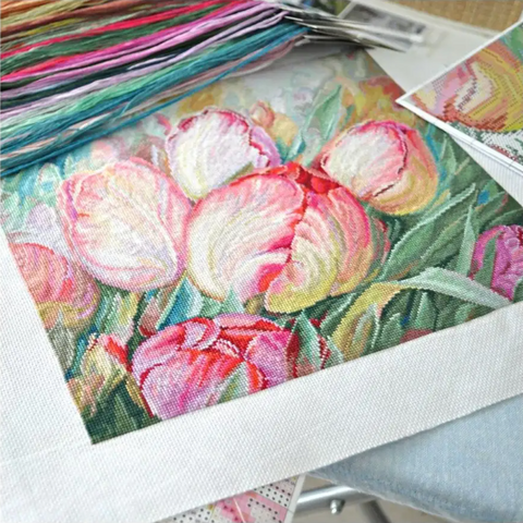 Tulip Cross Stitch Kit, 16 Count White Cotton Aida, 31×25 cm, 66 Colors, Needle Included | Andriana