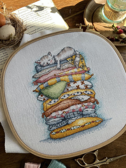 Cross Stitch Kit Resting Cat Design, 13.5 x 16 cm Embroidery Craft Kit by Andriana for Beginners and Advanced Stitchers