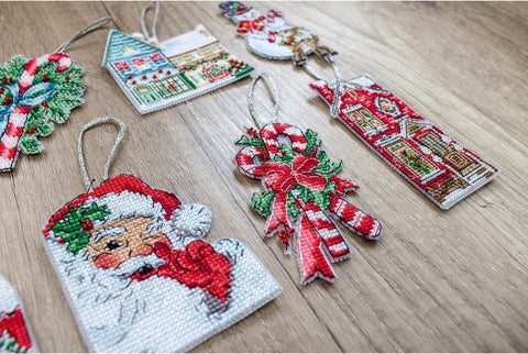LetiStitch Christmas Toys Cross Stitch Kit, 44 Colors, 9 x 8 cm, 14-Count Plastic Canvas, Beads Included