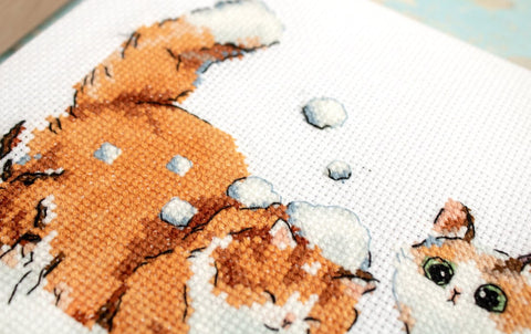 LetiStitch Winter Kitties Cross Stitch Kit, 21 x 13 cm, Zweigart Aida 16ct, Anchor Cotton Threads, Cat Design