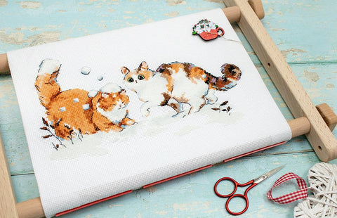 LetiStitch Winter Kitties Cross Stitch Kit, 21 x 13 cm, Zweigart Aida 16ct, Anchor Cotton Threads, Cat Design