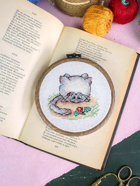 Cat Cross Stitch Kit, Miniature 7x7 cm Animal Design, 14 Count Cotton Canvas, 15 Colors, MP Studia