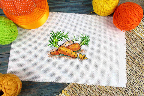Cross Stitch Kit with Carrot Motif, MP Studia Embroidery Set with Fabric, Threads, Needle, Pattern and Instructions, Orange and Green