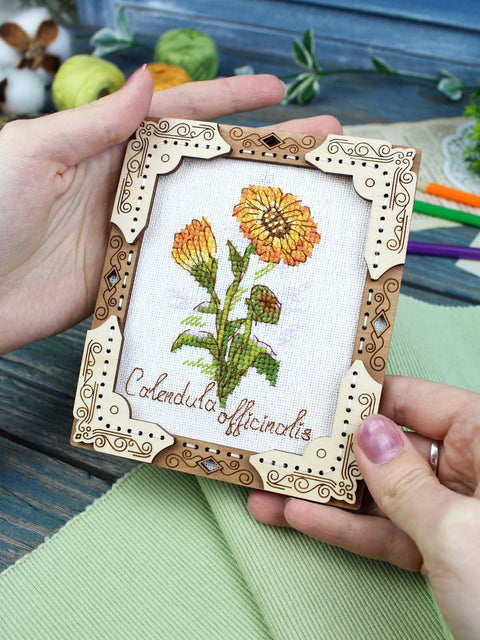 Marigold Cross Stitch Kit on Wooden Base, MP Studia, 13 x 11 cm, Evenweave Fabric, 12 Thread Colors, Frame and Pattern