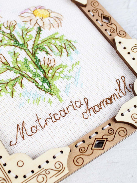 Daisy Cross Stitch Kit on Wooden Base, MP Studia, 13 x 11 cm, Floral Embroidery Set with Wooden Frame