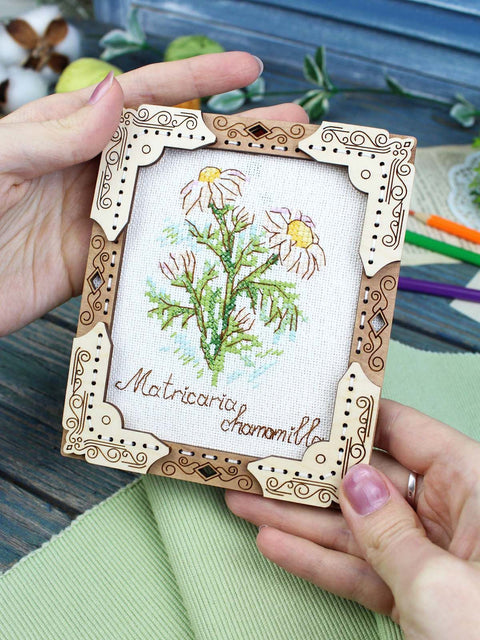 Daisy Cross Stitch Kit on Wooden Base, MP Studia, 13 x 11 cm, Floral Embroidery Set with Wooden Frame
