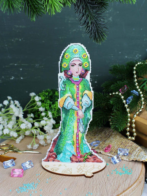 Cross Stitch Kit, Copper Mountain Queen Fairy Tale Design, MP Studia, 20 x 11 cm, 14 Count White Plastic Canvas, Beads & Metallic Threads
