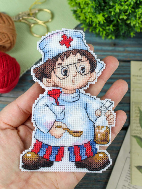 Cross Stitch Kit for Kids, Doctor Design, 13 x 9 cm, 14-Count Plastic Canvas, MP Studia, 14 Colors, Stand Included